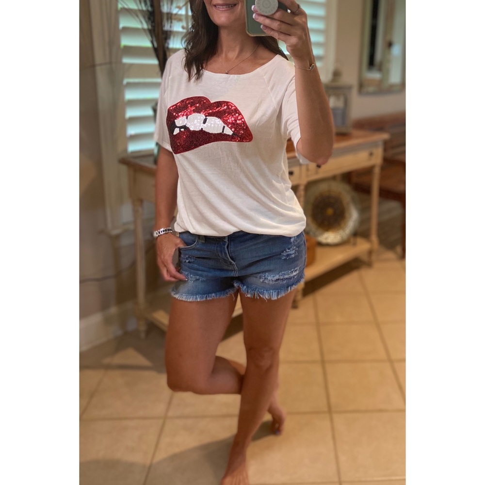 Red Sequined Biting Lips Short Sleeve White 3120 - Picture 3 of 5